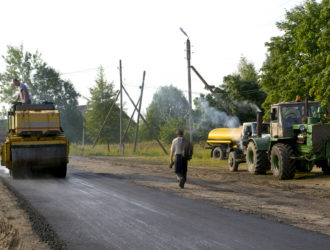 В д. Фабрика начался ремонт дороги