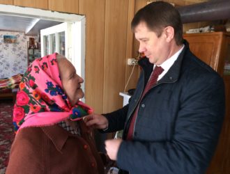 Глава Максатихинского района вручил юбилейные медали жительницам Ручковского сельского поселения