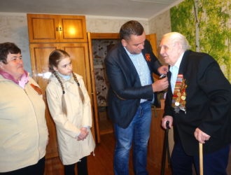 Вячеслав Елиферов вручил памятные подарки участникам Великой Отечественной войны