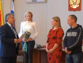 В Максатихе еще 4 семьи получили свидетельства на приобретение жилья