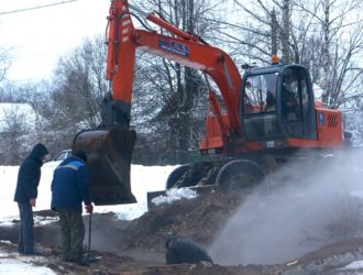На месте повреждения магистрального трубопровода в Максатихе идут работы