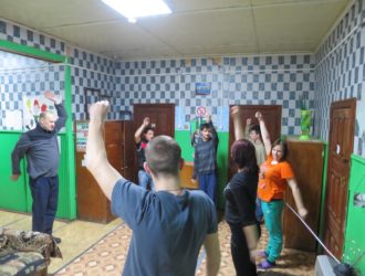 В Максатихе День здоровья отметили молодежной акцией «С бодрым утром!»