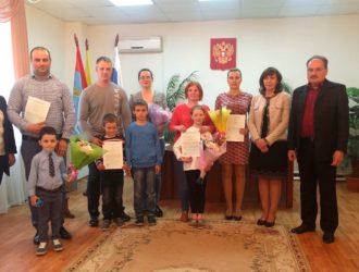 Молодым семьям вручили жилищные сертификаты