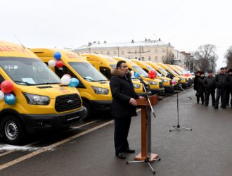 54 новых школьных автобуса, машин скорой помощи и санитарных автомобилей переданы в муниципалитеты Тверской области