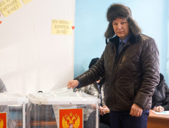 Глава Максатихинского района К.Г. Паскин одним из первых был на избирательном участке и проголосовал