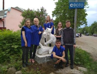 В посёлке Максатиха провели субботник в парке и побелили скульптуру медвежат