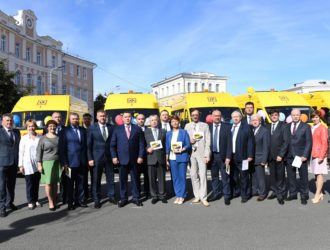Игорь Руденя вручил ключи от 30 новых школьных автобусов представителям городов и районов Тверской области