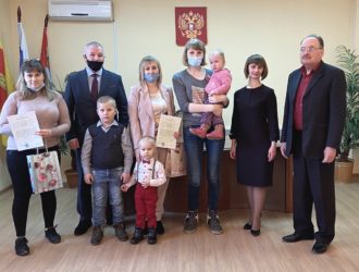 Молодым семьям вручили жилищные сертификаты