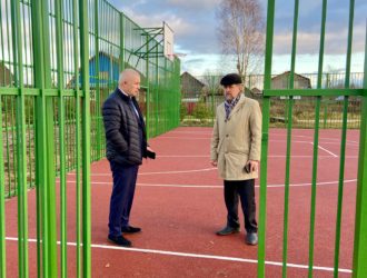 Константин Паскин проинспектировал ход работ по установке универсальной спортивной площадки в микрорайоне Южный