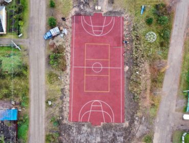 Нацпроект «Жилье и городская среда»: в микрорайоне Южный устанавливают универсальную спортивную площадку
