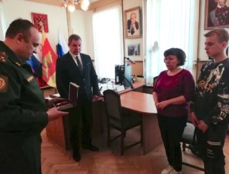 Полковник И.В. Янин вручил орден Мужества матери погибшего военнослужащего по контракту М.А.&nbsp;Кротова