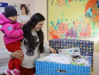 С начала 2022 года в Тверской области вручено более 4,6 тысячи подарков для новорожденных