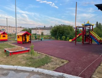 В Максатихинском районе благоустраивают детскую площадку