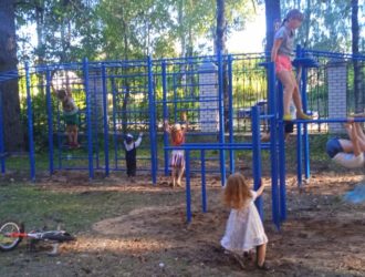 В парке культуры и отдыха посёлка Максатиха завершается установка детской площадки