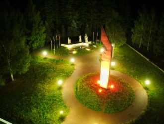 В посёлке Максатиха продолжается благоустройство территории Обелиска Славы