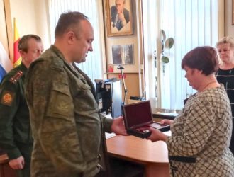 Полковник И. В. Янин вручил орден Мужества матери погибшего военнослужащего по контракту М. А. Ткачука