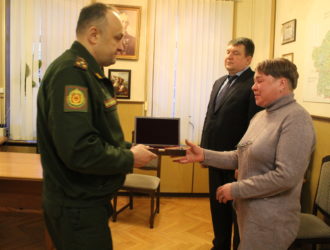 Полковник И. В. Янин вручил ордена Мужества матерям погибших военнослужащих по контракту А. Белова и Д. Видманкина