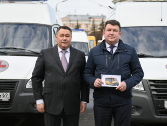 Губернатор Игорь Руденя вручил представителям муниципалитетов Верхневолжья ключи от новых школьных автобусов, машин скорой помощи и мобильных ФАПов
