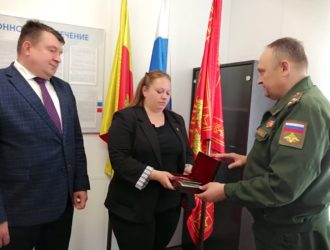 Полковник И.В. Янин вручил орден Мужества жене погибшего военнослужащего Василия Рулёва