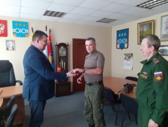 Награждение удостоверением ветерана боевых действий жителя п. Максатиха Олега Вячеславовича Козлова