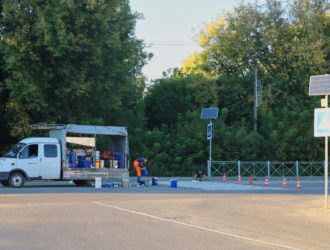 В посёлке Максатиха проводятся работы по разметке пешеходных переходов