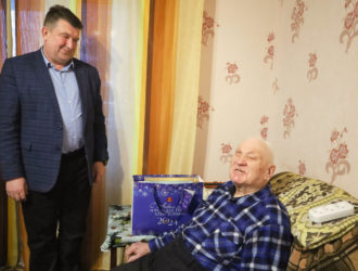 Глава Максатихинского округа М.В. Хованов поздравил с наступающим новым годом ветерана ВОВ
