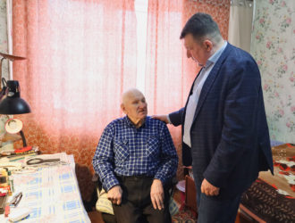 Глава Максатихинского округа М.В. Хованов поздравил с 23 февраля ветерана ВОВ М.А. Говоровского
