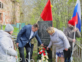 Митинг памяти прошел у воинского захоронения лётчика-лейтенанта в деревне Каменка