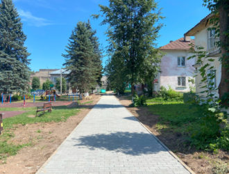 В посёлке Максатиха благоустраивают парковую зону на площади Свободы