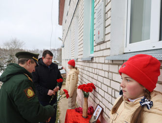 В Ривзаводской школе открыли мемориальную доску в память о герое СВО