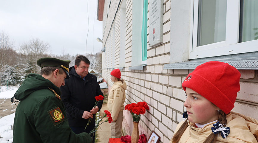 В Ривзаводской школе открыли мемориальную доску в память о герое СВО