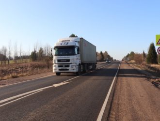 На дорогах Тверской области для обеспечения их сохранности с 1 апреля вводится временное ограничение движения грузовых автомобилей
