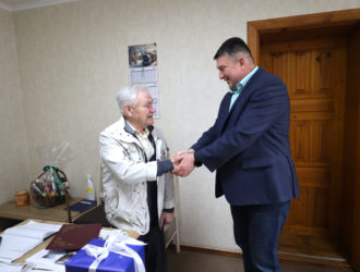 Глава Максатихинского округа поздравил с 70-летием Почётного гражданина Николая Милова