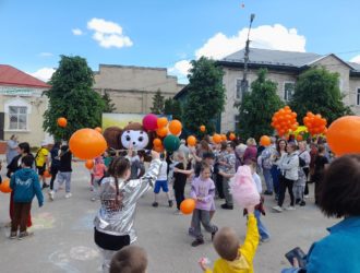 В Максатихе отметили День защиты детей ярким праздником «Оранжевое настроение»