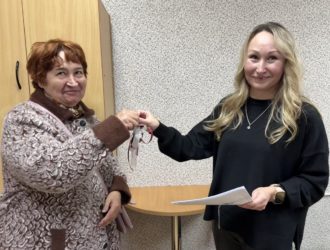 В Максатихе сироте, участнику СВО вручены ключи от новой квартиры