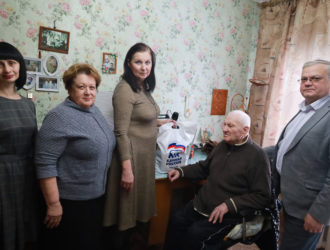 С. Б. Черкасов и представители «Единой России» навестили почетного гражданина округа Михаила Говоровского