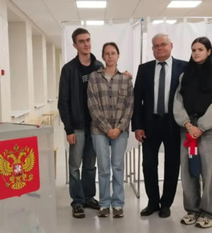 Глава Максатихинского округа Станислав Черкасов проголосовал вместе с семьёй