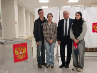 Глава Максатихинского округа Станислав Черкасов проголосовал вместе с семьёй