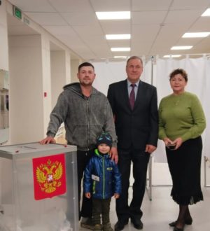 Председатель Думы Максатихинского округа Николай Кошкаров принял участие в голосовании вместе с семьёй