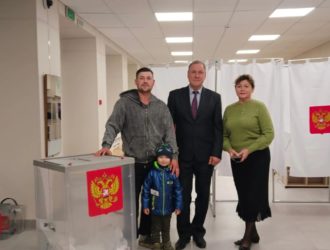 Председатель Думы Максатихинского округа Николай Кошкаров принял участие в голосовании вместе с семьёй